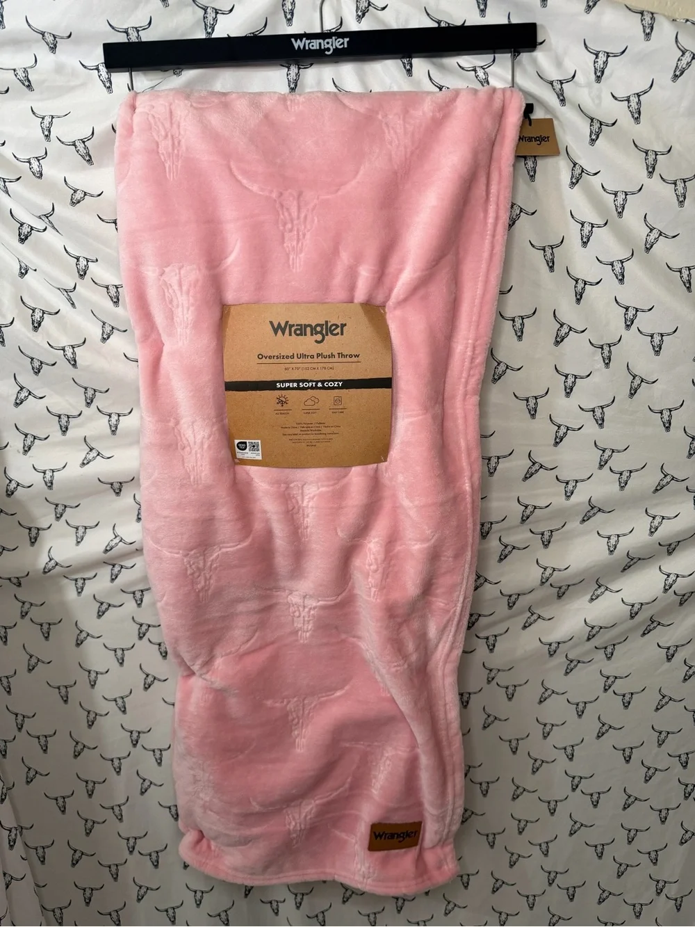 Wrangler Plush Throw Blanket in Pink